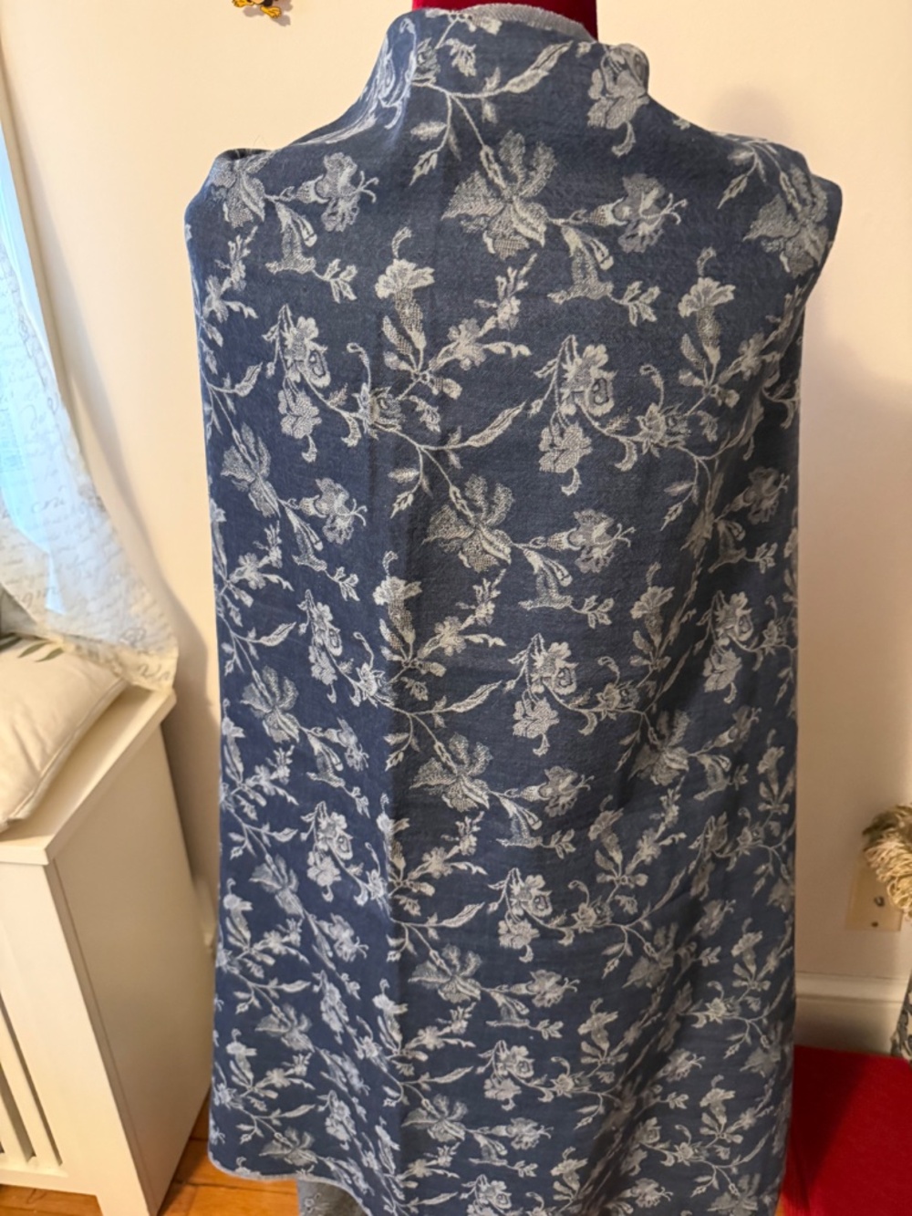 Valerie Stevens 100% Wool Shawl Scarf Blue White Floral 80" x 40" - Picture 3 of 5